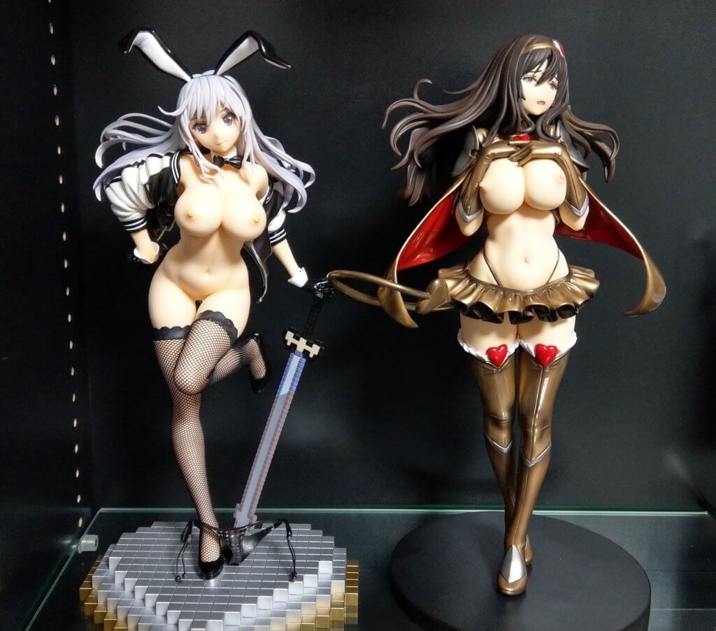 Yuu's base is taller than that of Maya, but she's smaller in size (28cm) whereas Maya is 30cm.